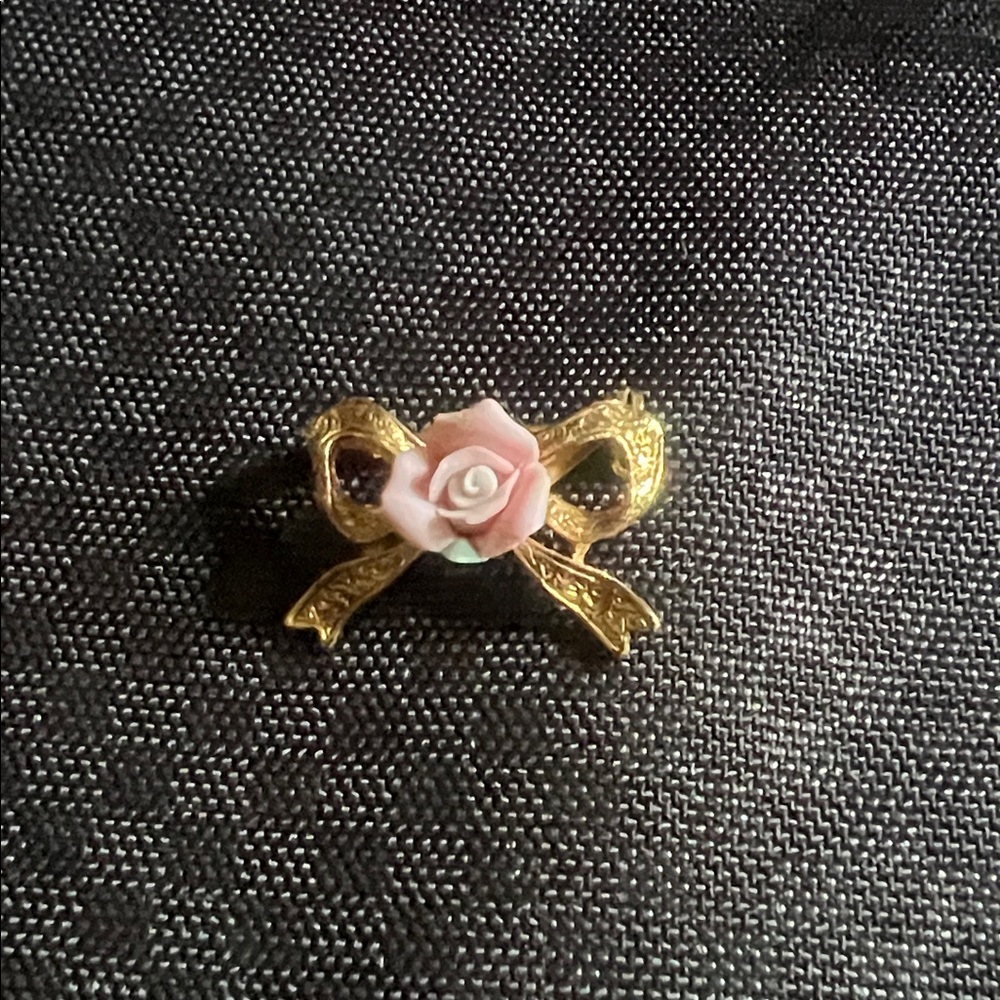 Bow Brooch with rose in gold and pink victorian pin